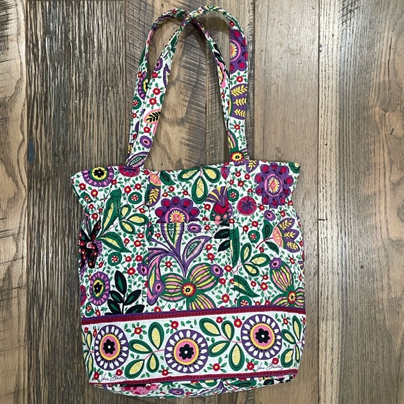 Vera Bradley Handbags - Vera Bradley Viva La Vera tote floral bag